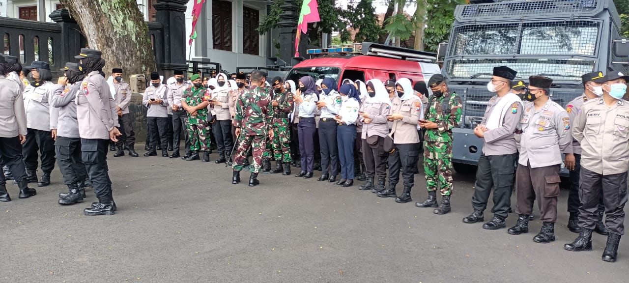 Redam emosi massa aksi, Polisi Asmaulhusna diterjunkan Redam emosi massa aksi, Polisi Asmaulhusna diterjunkan