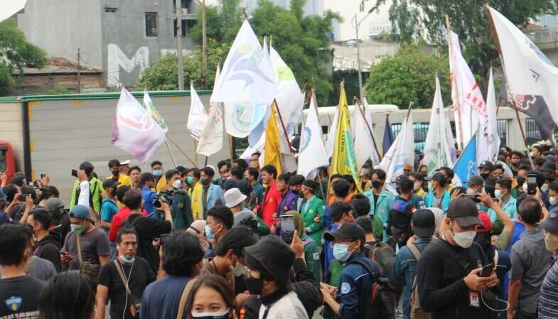 Polda Metro tangkap dua orang pembawa senjata tajam di depan DPR Polda Metro tangkap dua orang pembawa senjata tajam di depan DPR