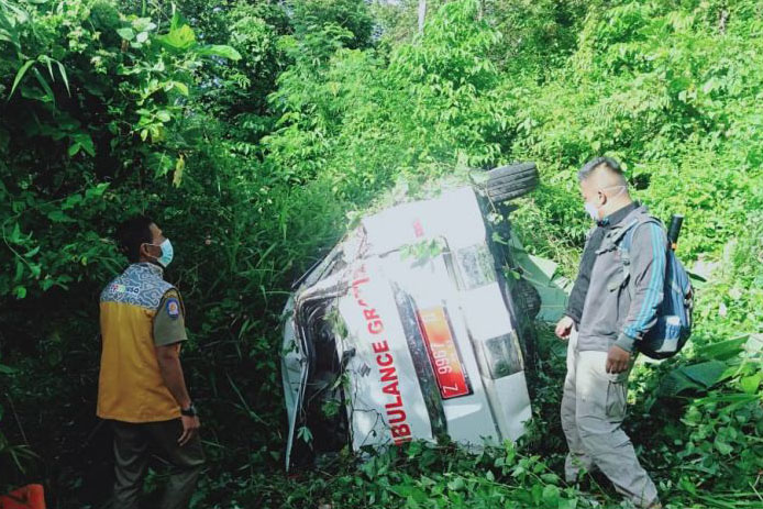 Mobil ambulans masuk jurang di Garut Mobil ambulans masuk jurang di Garut