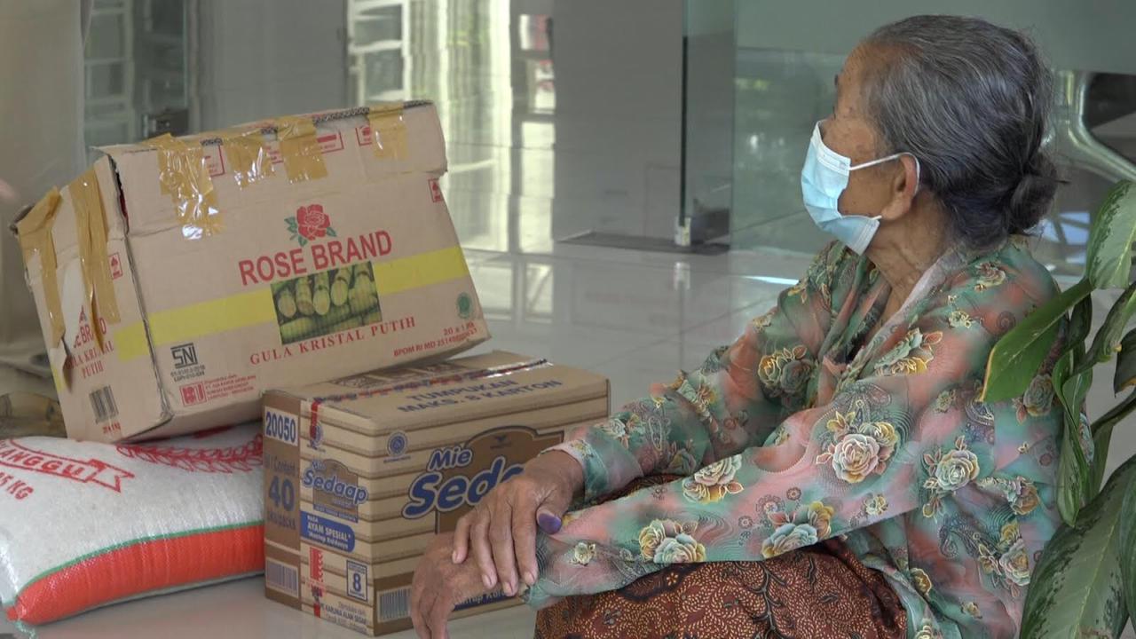 Dinsos Boyolali bagikan bantuan sembako bagi lansia terlantar dan ODKB Dinsos Boyolali bagikan bantuan sembako bagi lansia terlantar dan ODKB