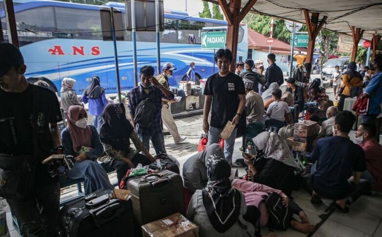 336 warga terima vaksin penguat di Terminal Kalideres 336 warga terima vaksin penguat di Terminal Kalideres