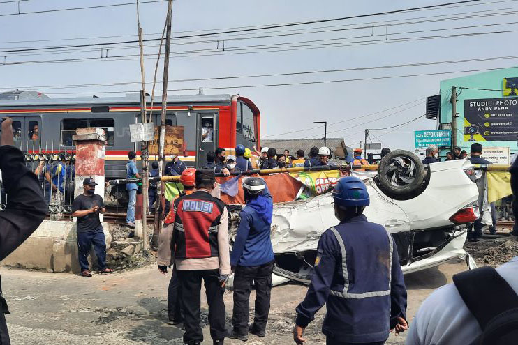 Mobil tertabrak KRL di Depok berhasil dievakuasi Mobil tertabrak KRL di Depok berhasil dievakuasi