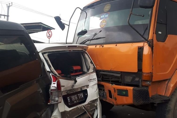 10 April 2021: Rem blong, kontainer seruduk lima mobil di Flyover Cipendawa