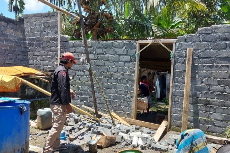 Sejumlah rumah di Halmahera Utara rusak akibat gempa magnitudo 5,2 Sejumlah rumah di Halmahera Utara rusak akibat gempa magnitudo 5,2