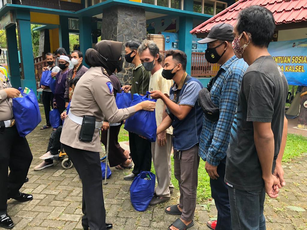 Peduli penyandang disabilitas, Ditlantas Polda Kalsel berikan bansos Peduli penyandang disabilitas, Ditlantas Polda Kalsel berikan bansos