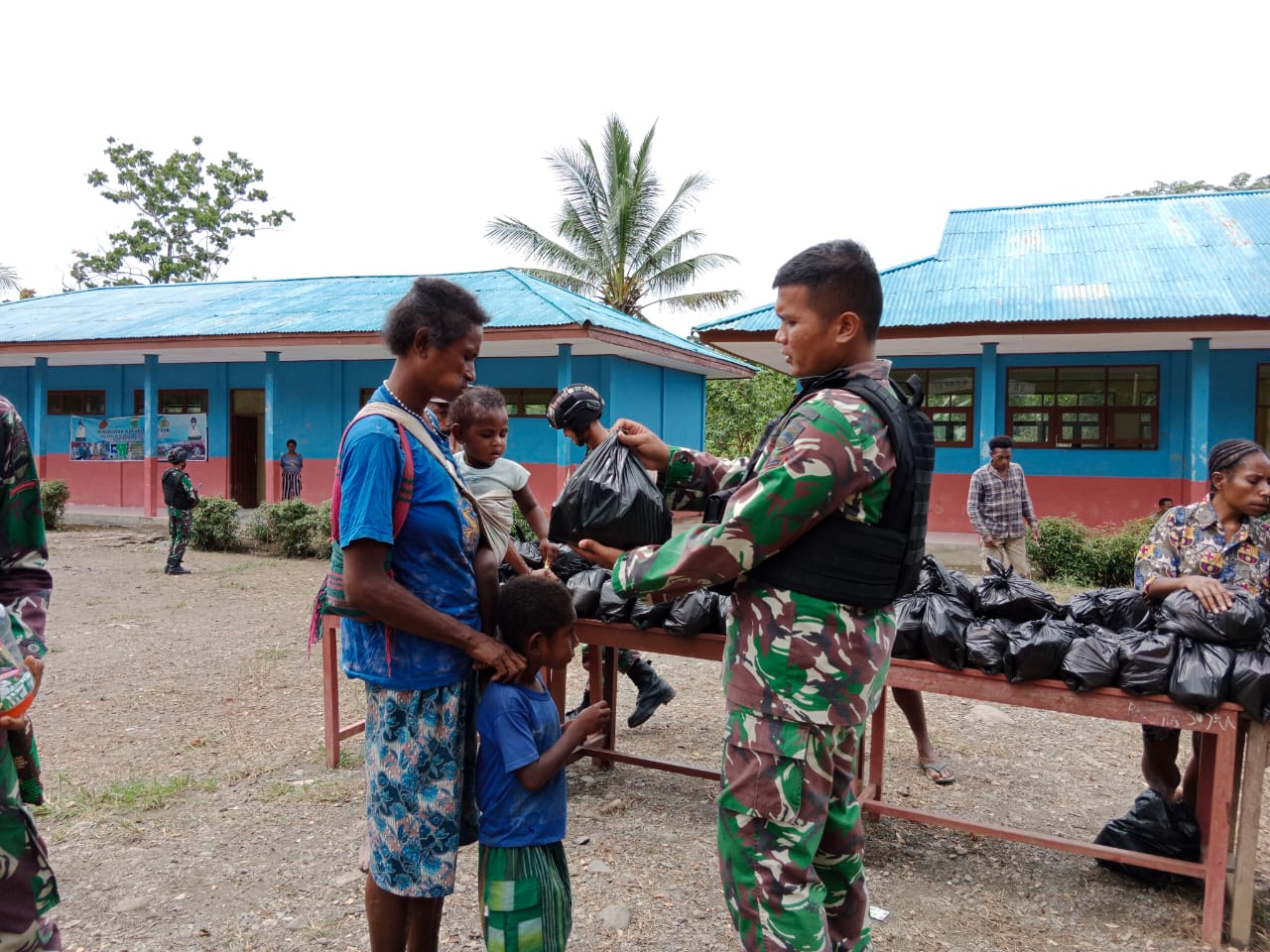 Gelar bakti sosial, Satgas Yonif 126/KC bagikan sembako untuk warga perbatasan Gelar bakti sosial, Satgas Yonif 126/KC bagikan sembako untuk warga perbatasan