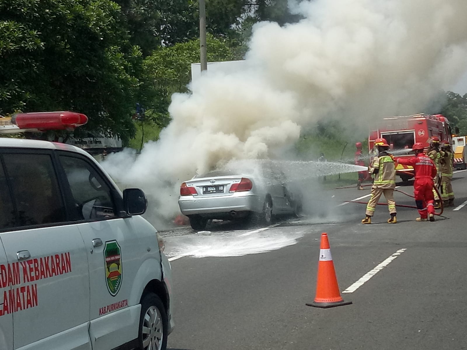 Diduga korsleting listrik, sedan terbakar di Tol Cipularang Diduga korsleting listrik, sedan terbakar di Tol Cipularang