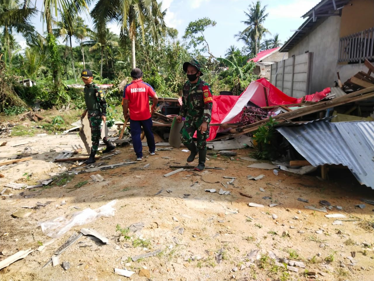 Bakamla RI bantu bangun rumah penduduk korban puting beliung di Babel Bakamla RI bantu bangun rumah penduduk korban puting beliung di Babel