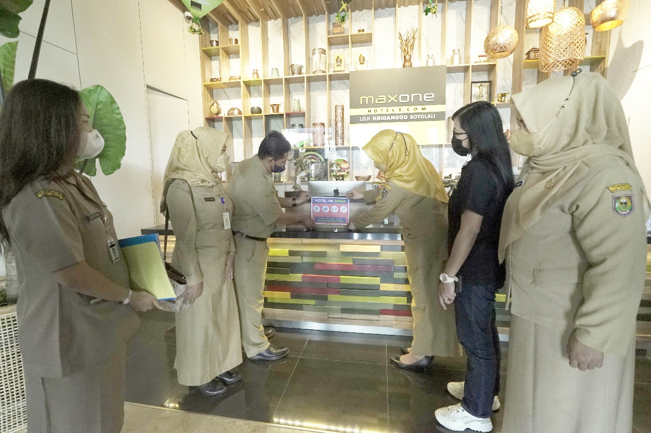 Pelaku usaha pariwisata yang sudah terbooster di Boyolali terpasangi stiker Pelaku usaha pariwisata yang sudah terbooster di Boyolali terpasangi stiker