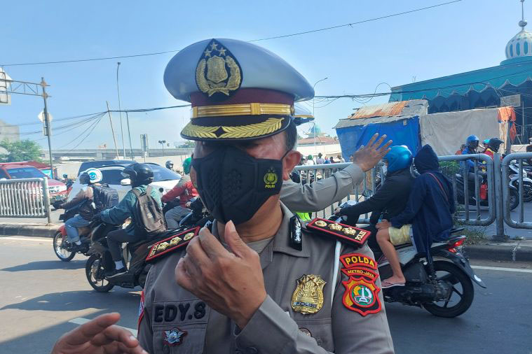 Polisi alihkan arus lalin di Jalan Basuki Rachmat Jatinegara Polisi alihkan arus lalin di Jalan Basuki Rachmat Jatinegara