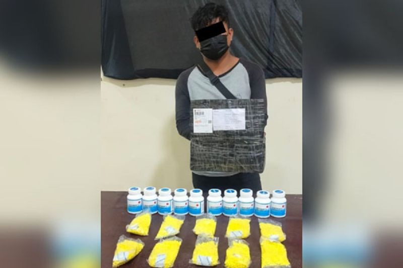Polisi ringkus pengedar saat ambil paket obat keras di Manado