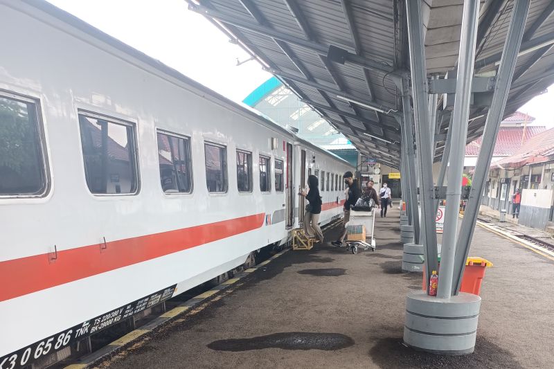Pelonggaran syarat naik KA picu lonjakan penumpang di Stasiun Baturaja Pelonggaran syarat naik KA picu lonjakan penumpang di Stasiun Baturaja