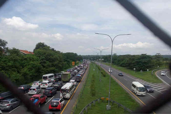 Jalur Tol Palikanci tersendat akibat bus terperosok di KM 210