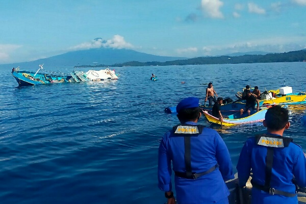 Polairud evakuasi 13 kru KM Metanoia yang alami kecelakaan di Perairan Bitung Polairud evakuasi 13 kru KM Metanoia yang alami kecelakaan di Perairan Bitung