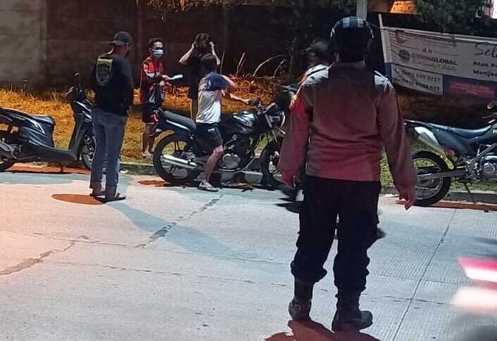 Polisi bubarkan puluhan remaja yang nongkrong saat sahur di Panongan Polisi bubarkan puluhan remaja yang nongkrong saat sahur di Panongan