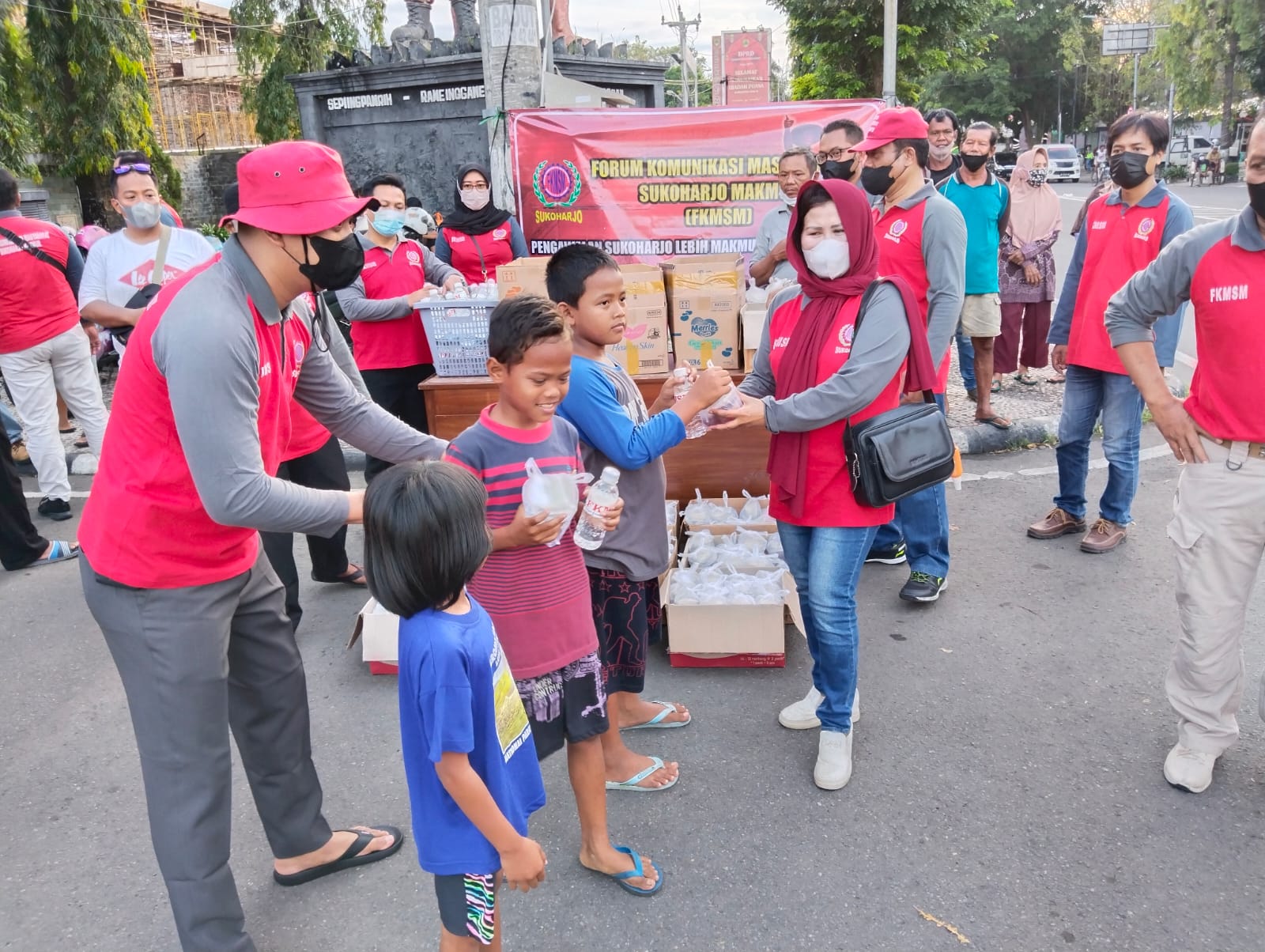 FKMSM bagikan 300 paket takjil untuk warga di Simpang Lima Sukoharjo FKMSM bagikan 300 paket takjil untuk warga di Simpang Lima Sukoharjo