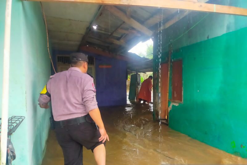 Banjir landa Sukabumi polisi imbau tidak buang sampah sembarangan