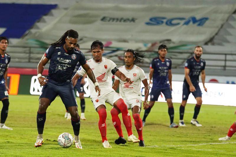 Manajemen Arema FC kecewa atas keputusan Carlos Fortes