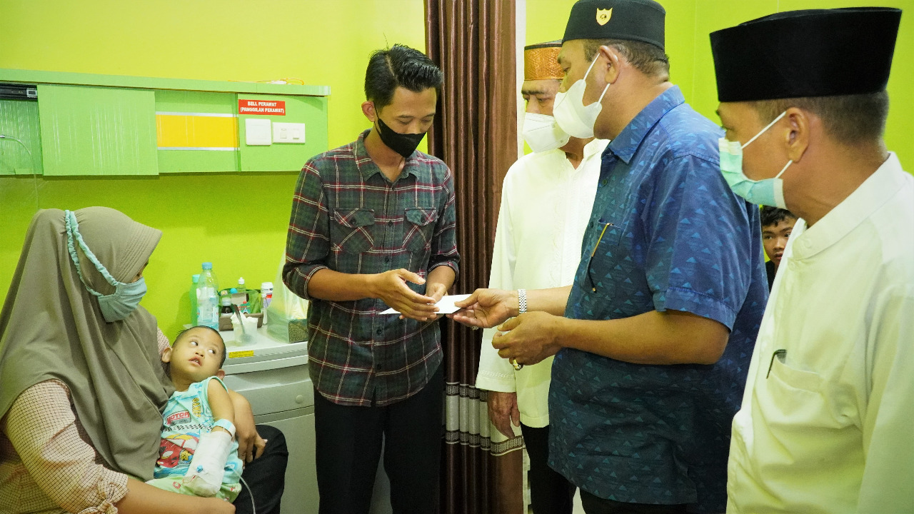 Plt Bupati Langkat jenguk balita penderita leukemia Plt Bupati Langkat jenguk balita penderita leukemia