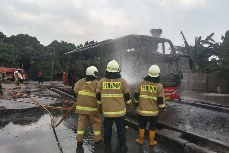 Sebuah bus di Terminal Pulo Gebang terbakar Sebuah bus di Terminal Pulo Gebang terbakar