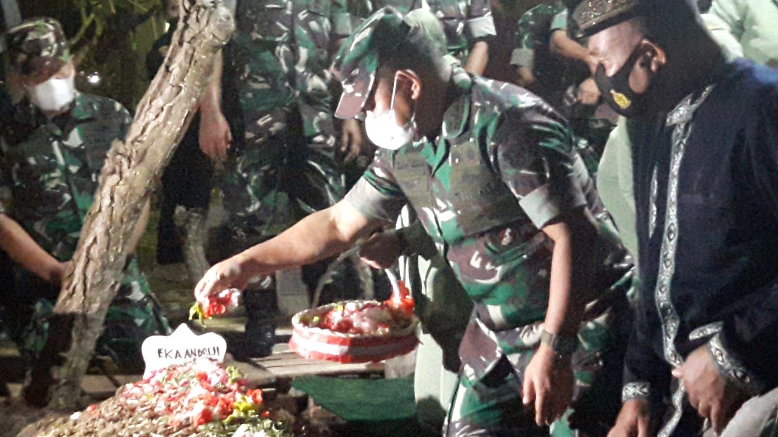 Kasad ziarah ke makam Sertu Eka dan bantu keluarga korban Kasad ziarah ke makam Sertu Eka dan bantu keluarga korban