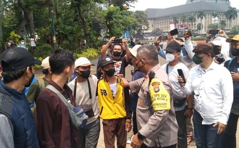 Polisi tangkap puluhan remaja-pelajar SMA di Monas Polisi tangkap puluhan remaja-pelajar SMA di Monas