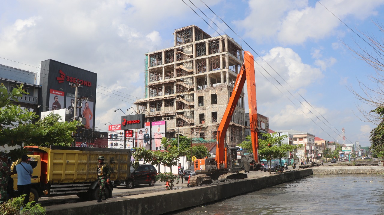 Korem 101/Antasari melalui TNI AD Manunggal Air Bersih, pulihkan fungsi sungai di Banjarmasin Korem 101/Antasari melalui TNI AD Manunggal Air Bersih, pulihkan fungsi sungai di Banjarmasin