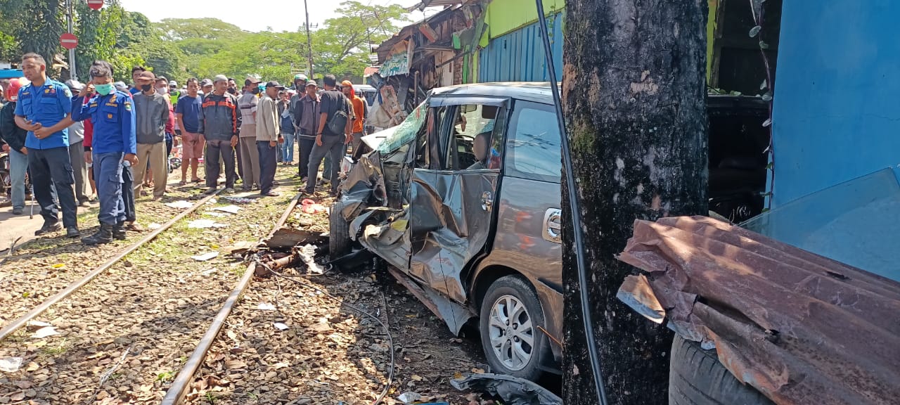 Serobot rel kereta, Innova ditabrak rangkaian gerbong tangki Pertamina