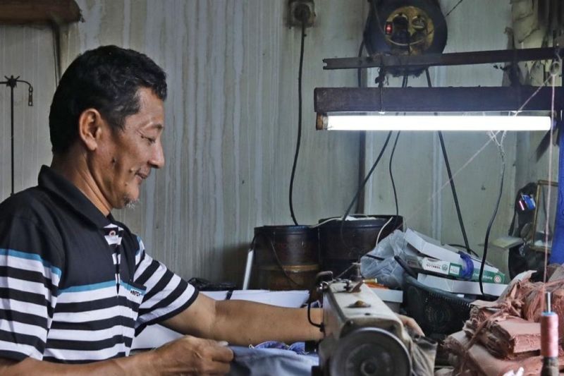 Kisah sukses UMKM jahit Surabaya di tengah gempuran pandemi Kisah sukses UMKM jahit Surabaya di tengah gempuran pandemi