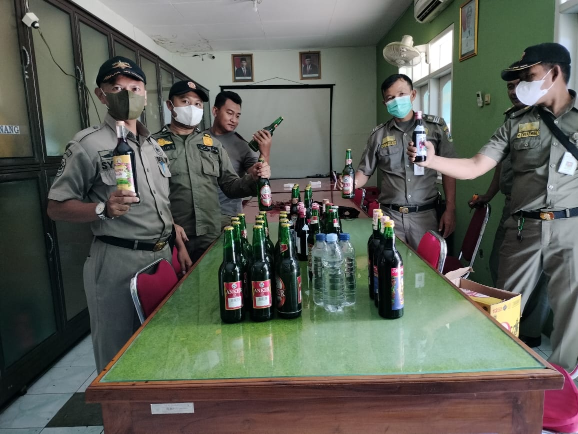 Razia bulan Ramadan, ratusan botol miras diamankan Satpol PP Kudus Razia bulan Ramadan, ratusan botol miras diamankan Satpol PP Kudus
