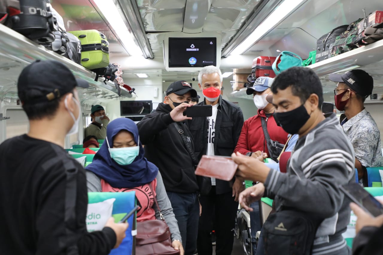 Setelah bus, hari ini Gubernur Jateng lepas 320 pemudik dengan kereta Setelah bus, hari ini Gubernur Jateng lepas 320 pemudik dengan kereta