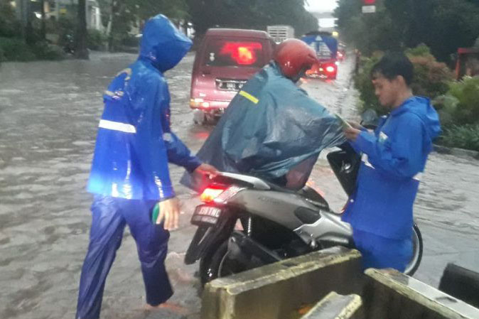 Empat kecamatan di Jakarta Timur dilanda banjir akibat hujan deras Empat kecamatan di Jakarta Timur dilanda banjir akibat hujan deras
