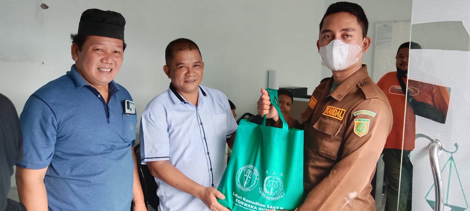 Dukung BSL, Gubsu berikan ratusan paket sembako Dukung BSL, Gubsu berikan ratusan paket sembako