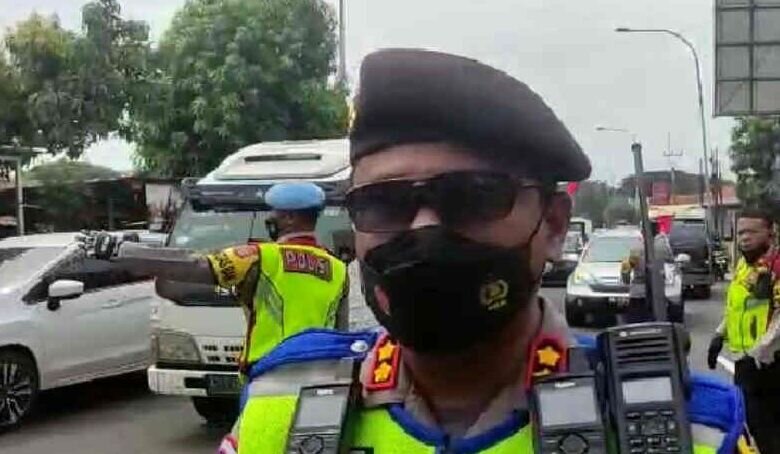 Polres Cirebon alihkan arus kendaraan dari arah Jateng akibat padat Polres Cirebon alihkan arus kendaraan dari arah Jateng akibat padat
