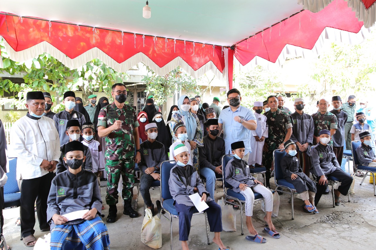 Jelang Idul Fitri, Kodam XII Tanjungpura dan Topindoku bagikan sembako untuk warga Kalbar Jelang Idul Fitri, Kodam XII Tanjungpura dan Topindoku bagikan sembako untuk warga Kalbar