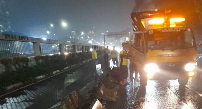 Dinas Bina Marga perbaiki separator rusak di depan Gedung Parlemen