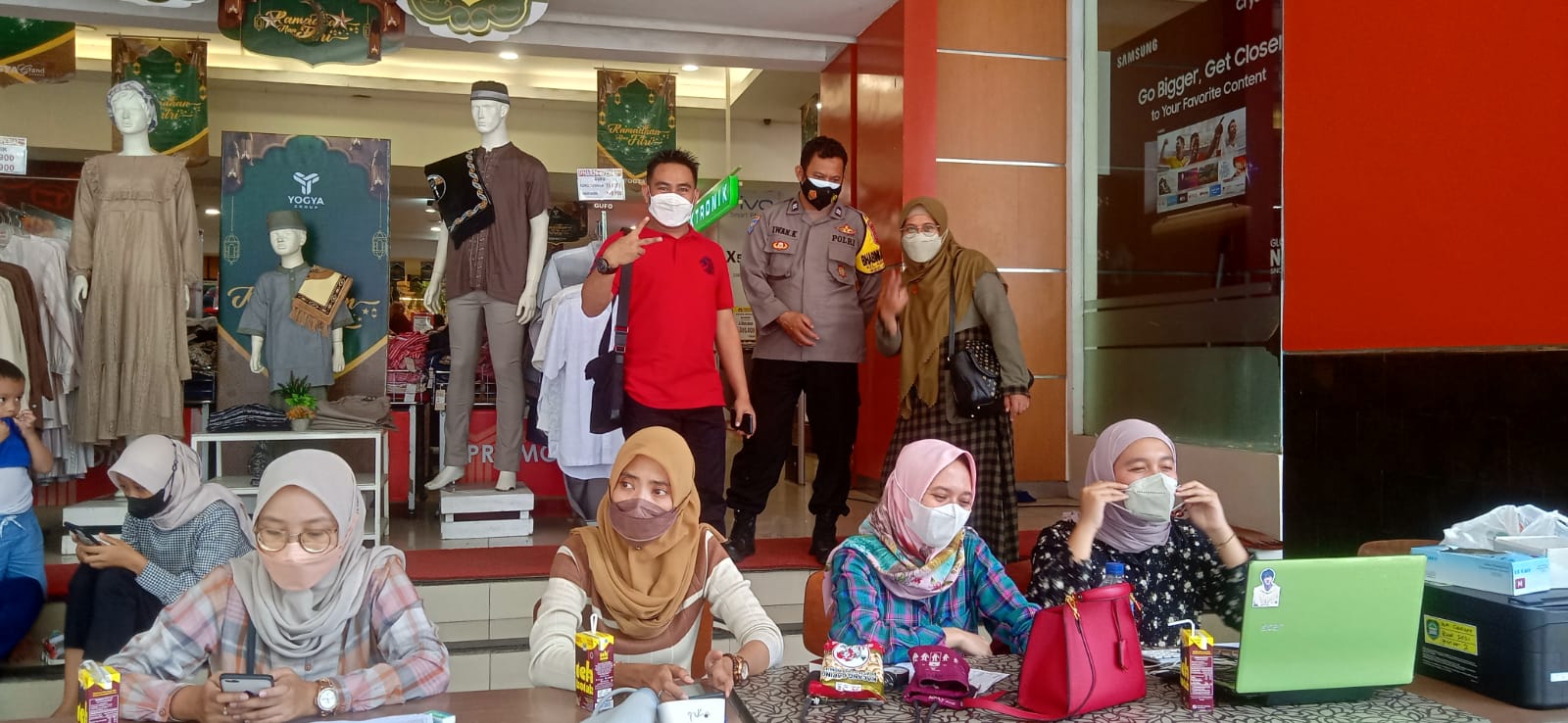 Tak tunjukkan kartu vaksin, warga Subang tak bisa masuk supermarket Tak tunjukkan kartu vaksin, warga Subang tak bisa masuk supermarket