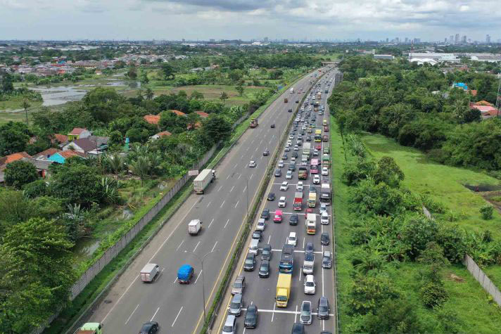 Polisi alihkan lalu lintas dari Gerbang Tol Cikupa saat puncak mudik Polisi alihkan lalu lintas dari Gerbang Tol Cikupa saat puncak mudik