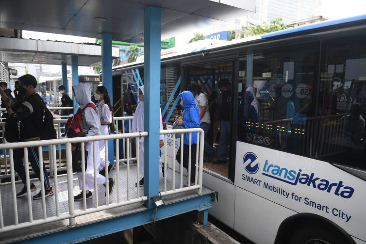 TransJakarta perpanjang jam operasional mulai Senin TransJakarta perpanjang jam operasional mulai Senin