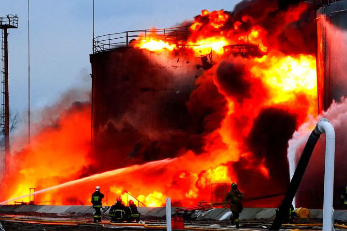 Tempat penyimpanan bahan bakar di Rusia terbakar