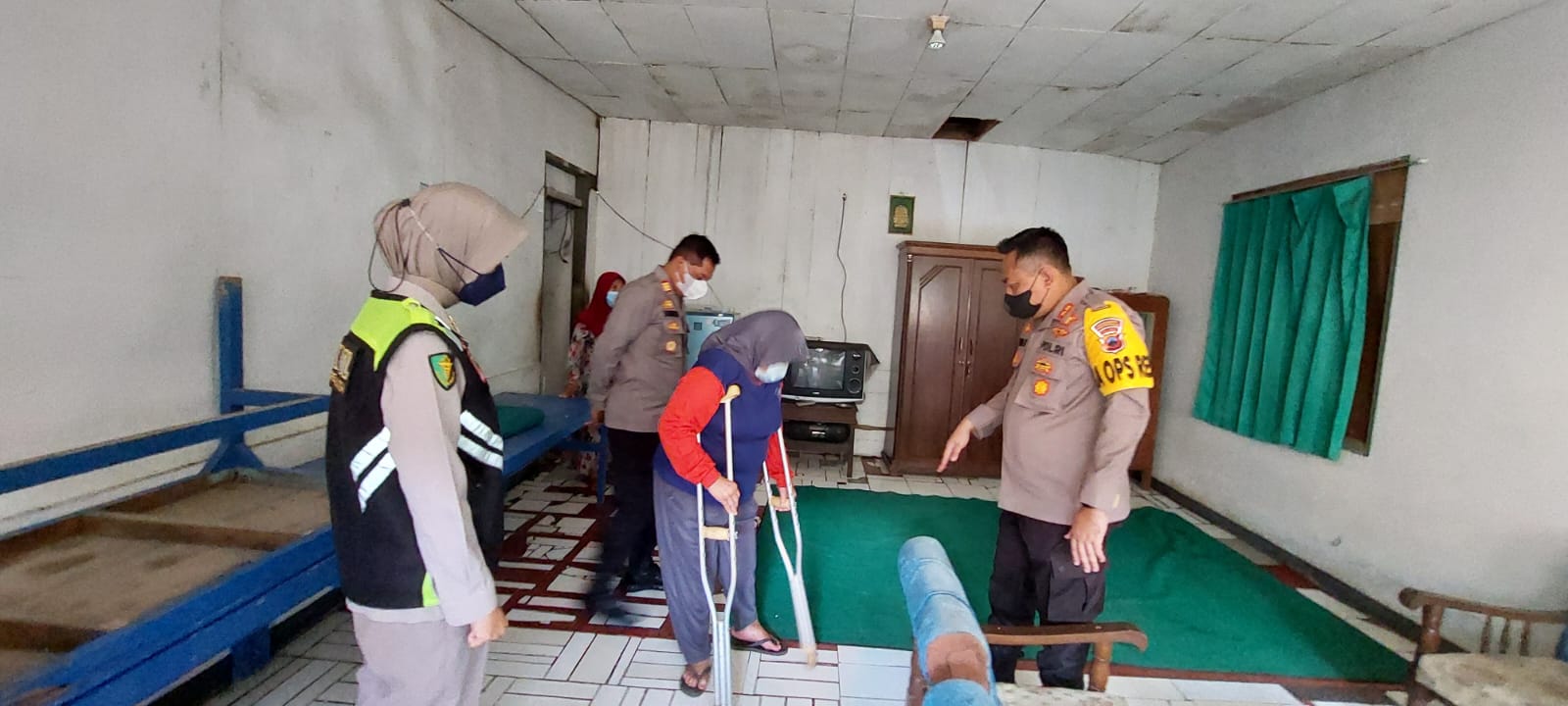 Kapolres Salatiga bantu warga pacsa kecelakaan tunggal Kapolres Salatiga bantu warga pacsa kecelakaan tunggal
