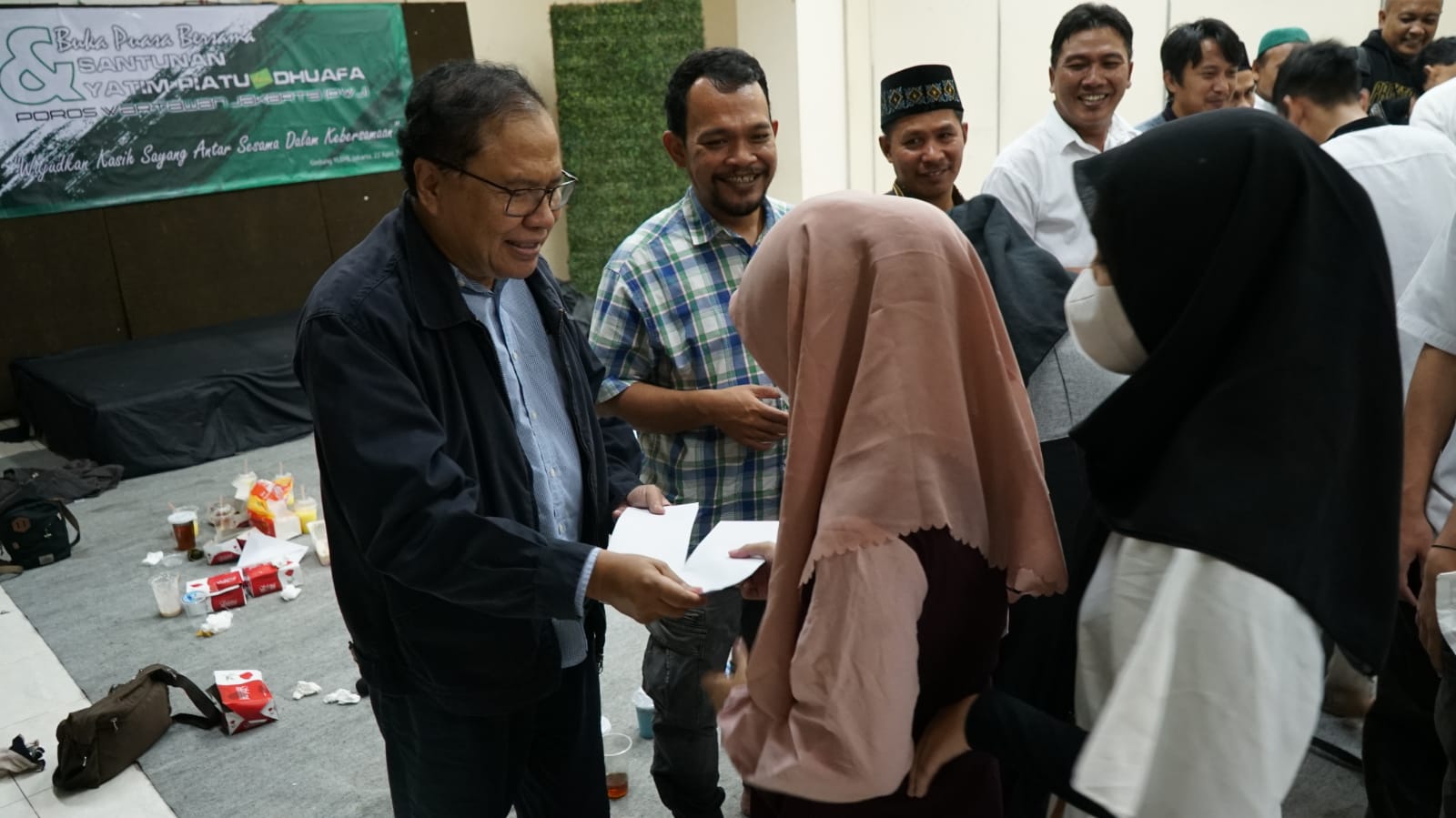 Ekonom Rizal Ramli berbagi kiat sukses pada anak yatim saat Bukber PWJ Ekonom Rizal Ramli berbagi kiat sukses pada anak yatim saat Bukber PWJ