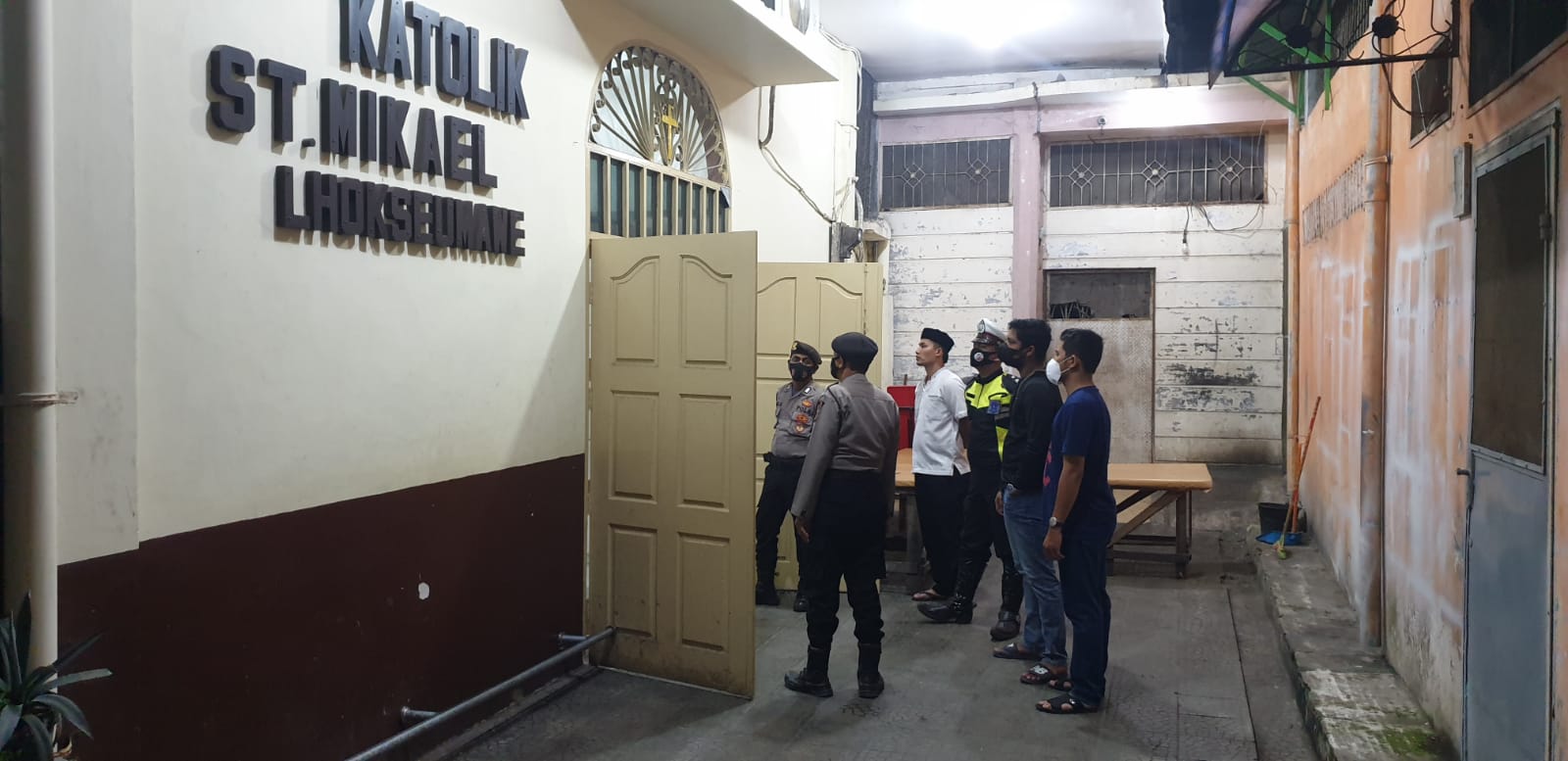 Personel Polres Lhokseumawe lakukan pengamanan ibadah Sabtu Suci di Gereja ST Mikael Personel Polres Lhokseumawe lakukan pengamanan ibadah Sabtu Suci di Gereja ST Mikael