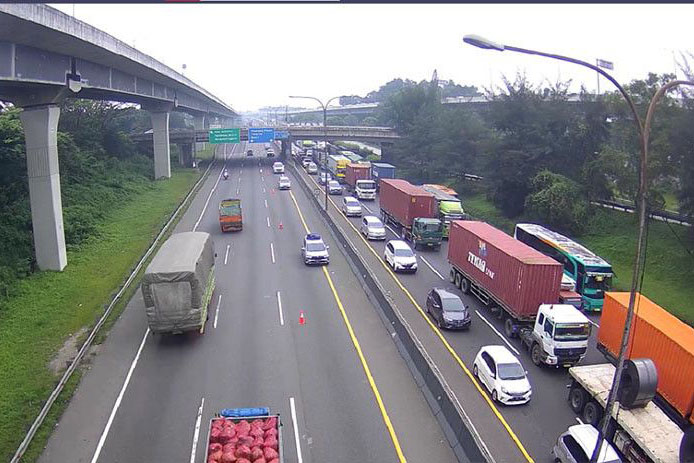 Polri imbau pemudik tidak berhenti di bahu jalan tol Polri imbau pemudik tidak berhenti di bahu jalan tol