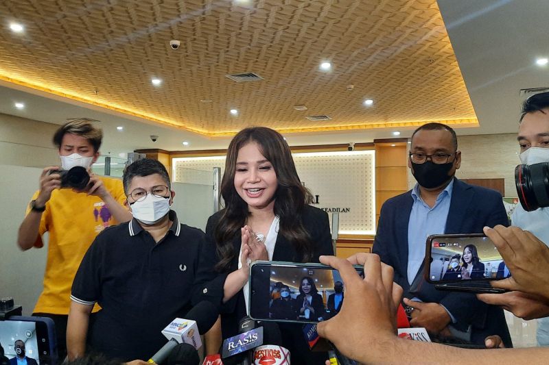 Rossa serahkan honor DNA Pro kepada penyidik Bareskrim Rossa serahkan honor DNA Pro kepada penyidik Bareskrim