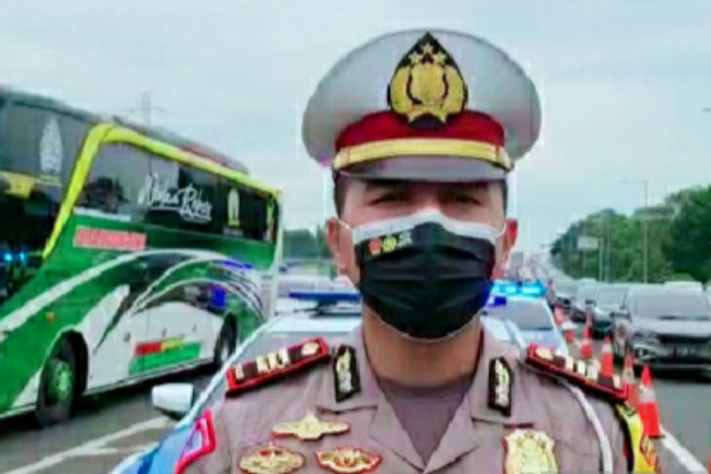 Polres Karawang: Petugas buka tutup contra flow atasi kepadatan arus Polres Karawang: Petugas buka tutup contra flow atasi kepadatan arus