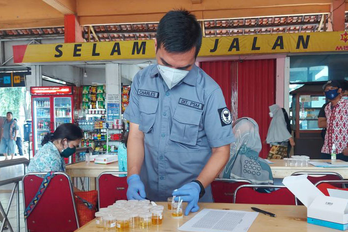BNN tes urine sopir di Terminal Kampung Rambutan