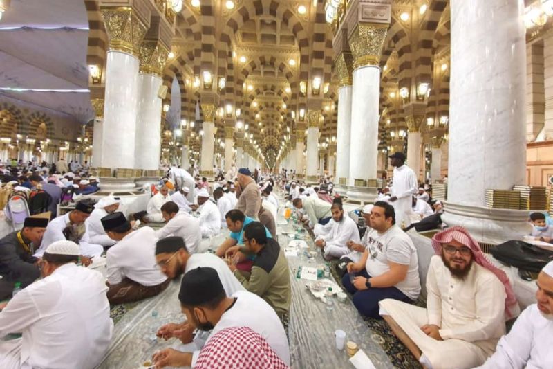 Masjid Nabawi dipenuhi jamaah untuk buka puasa dan tarawih Masjid Nabawi dipenuhi jamaah untuk buka puasa dan tarawih