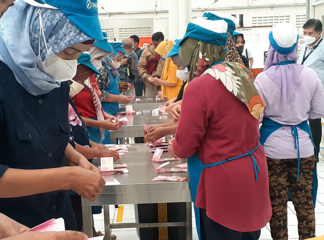Antisipasi lonjakan harga, THR buruh rokok di Kudus dicairkan lebih awal Antisipasi lonjakan harga, THR buruh rokok di Kudus dicairkan lebih awal