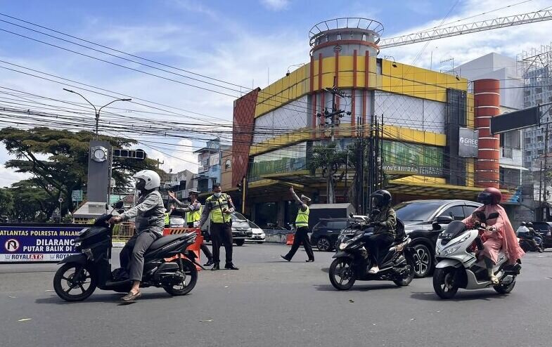 Polresta Malang Kota simulasi pengalihan arus lalin jelang Lebaran Polresta Malang Kota simulasi pengalihan arus lalin jelang Lebaran